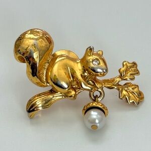 Vintage Avon Squirrel Brooch – Gold-Tone Pin with Dangling Pearl Acorn